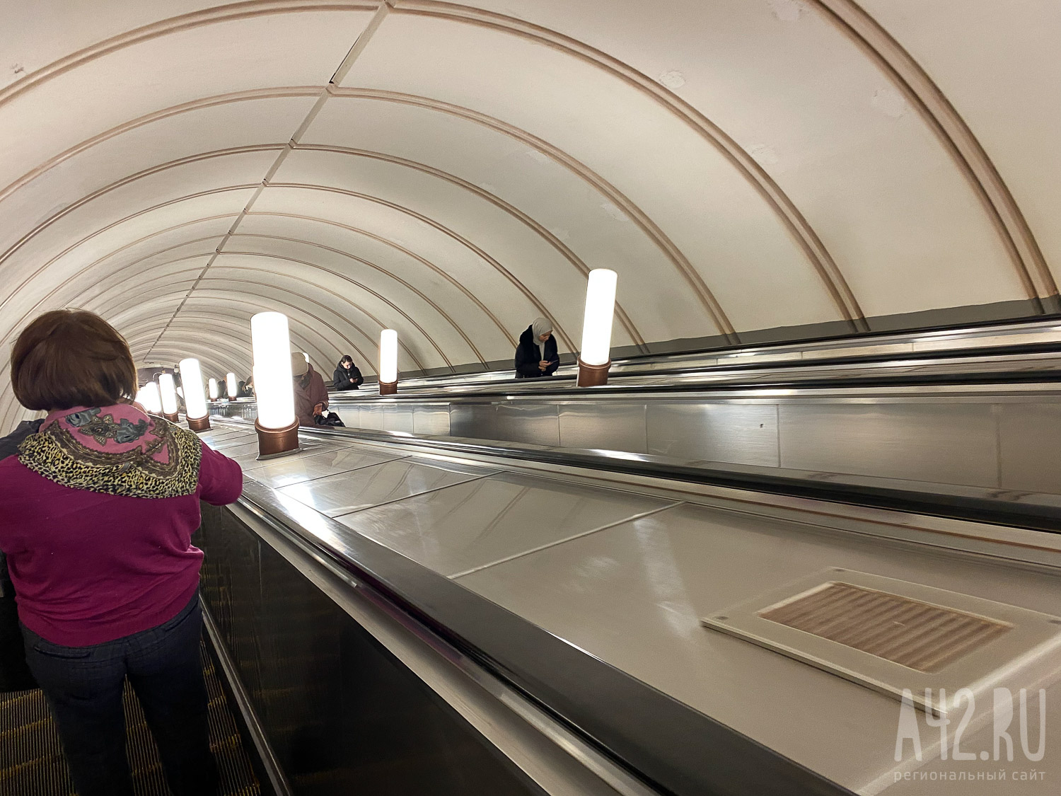 В Москве пассажирка метро пострадала из-за упавшего на неё мужчины 