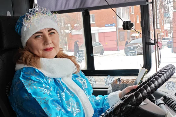 В Кемерове за руль пассажирских автобусов сели Деды Морозы и Снегурочки 