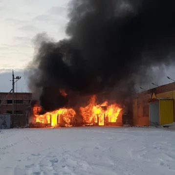 Фото: В Кузбассе произошёл пожар в торговом павильоне рядом с рынком  1