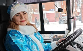 В Кемерове за руль пассажирских автобусов сели Деды Морозы и Снегурочки 