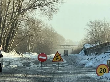 Фото: В Новокузнецке часть шоссе перекрыли из-за прорыва водопровода 1