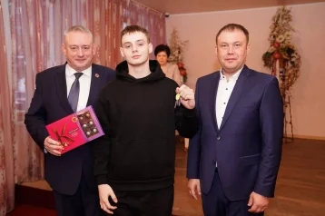 Фото: 62 кузбассовца из числа детей-сирот получили новые квартиры 1