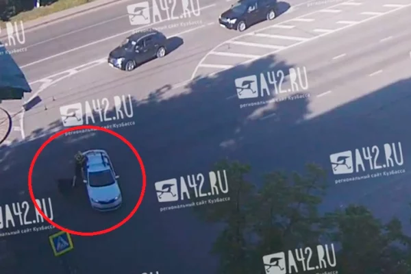 В Кемерове курьер на мопеде врезался в автомобиль: момент ДТП попал на видео
