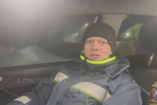 В Кемерове автоинспекторы помогли водителю замерзающего автомобиля 