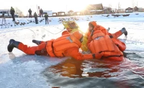 Кемеровские спасатели начали отрабатывать навыки спасения людей на Красном озере