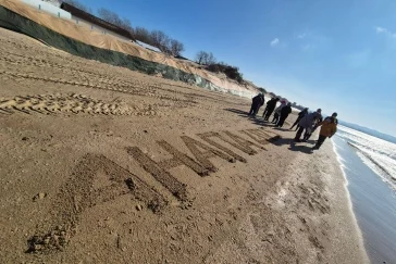 Фото: Кузбасские волонтёры вернулись из Анапы после очистки пляжей от мазута 3