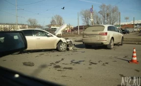 В Кемерове столкнувшиеся автомобили перегородили проезд на Кузнецком проспекте