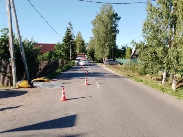 Фото: В Новгородской области КамАЗ сбил скутер, погибли двое детей 1
