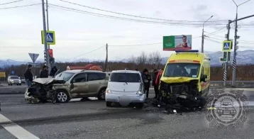 Фото: На Камчатке автомобиль скорой с тяжелобольным пациентом попал в ДТП, есть пострадавшие 1