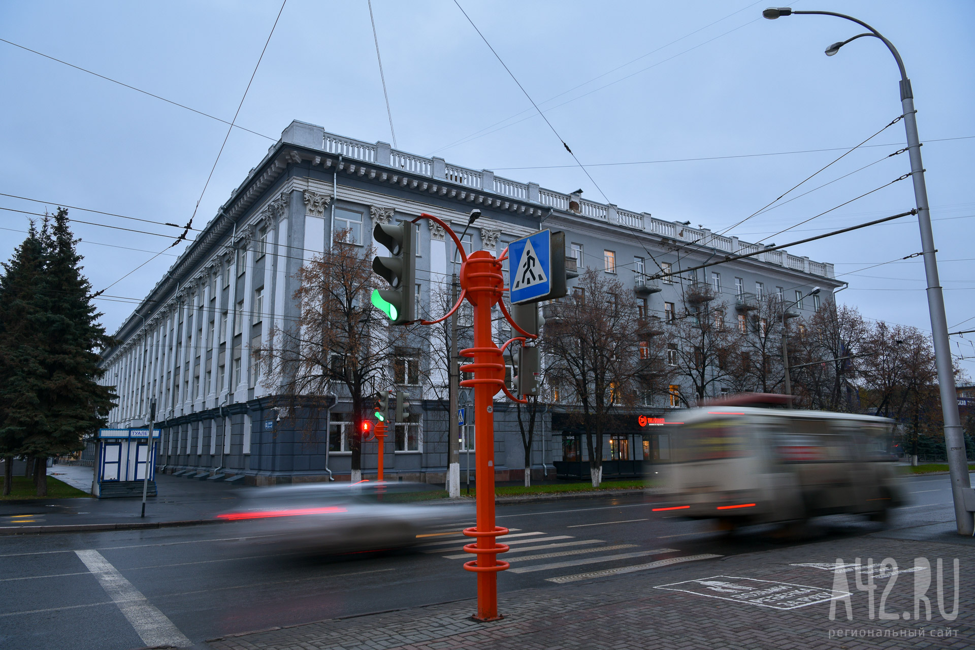 В Кемерове заметили маленького ребёнка за рулём автомобиля