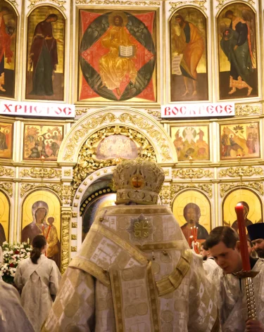 Пасхальная ночь в Кемерове: фоторепортаж из Знаменского собора