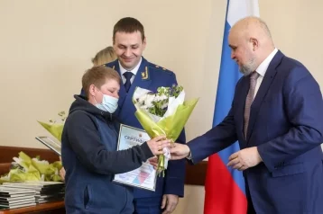 Фото: В Кузбассе дети-сироты получили сертификаты на 1,4 млн рублей для покупки жилья 1
