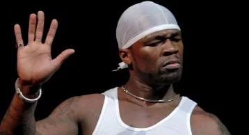 Фото: «Дурак в дешёвом костюме»: рэпер 50 Cent поругался с менеджером Нурмагомедова 1