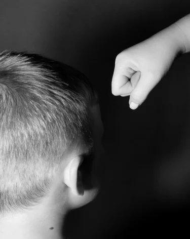 В Новокузнецке 22-летняя мать почти полгода избивала 3-летнего сына