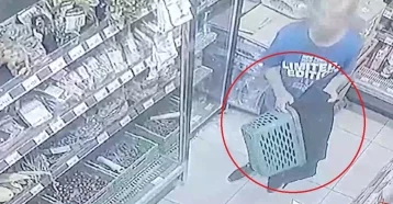 Фото: Неудавшаяся кража сыра из магазина в Кемерове попала на видео  1