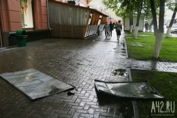 Фото: В Кемерове крыша кафе обрушилась на автомобиль 1