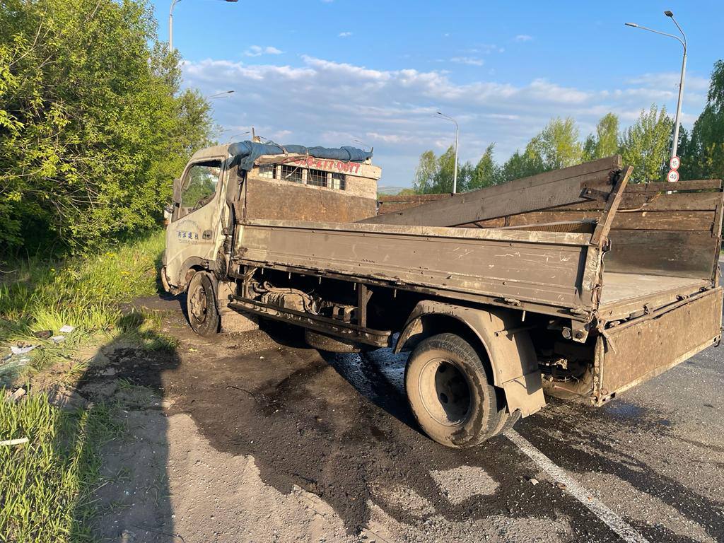 Водитель опрокинувшегося грузовика пострадал в ДТП с автобусом в Новокузнецке 