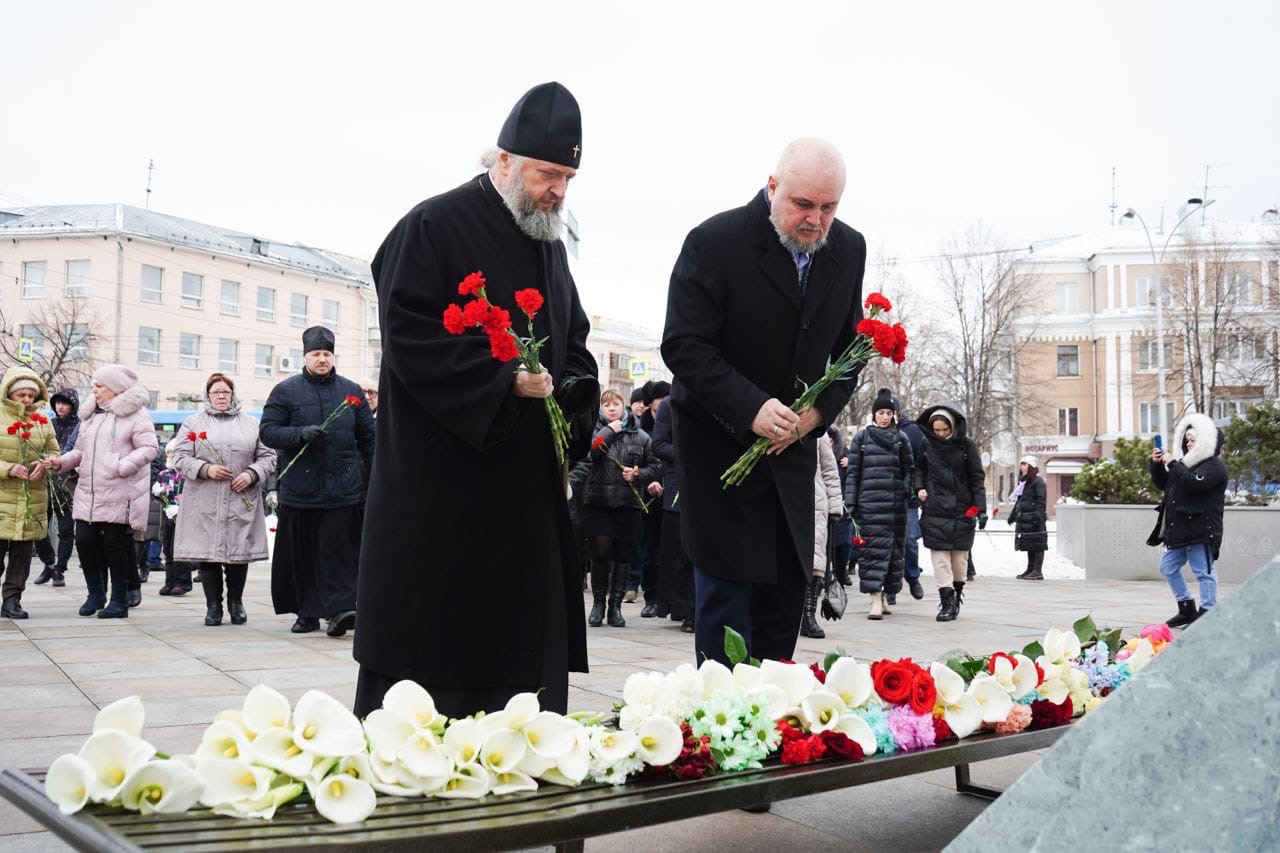 Сергей Цивилёв возложил цветы в кемеровском Парке Ангелов в память о погибших в «Зимней вишне»