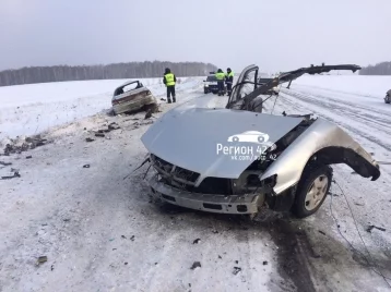 Фото: На ленинск-кузнецкой трассе Nissan разорвало надвое после столкновения с Volkswagen 1