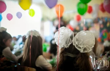 Фото: В Кемерове подростки при помощи зажигалки украли воздушные шары с перил салона красоты 1