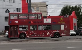 Англичане на двухэтажном автобусе проехали через Кемерово по дороге в Сидней
