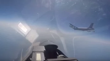 Фото: Опубликовано видео перехвата бомбардировщика США у границ России  1