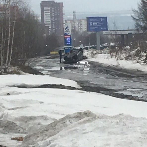 Фото: В Кемерове перевернулся легковой автомобиль 2
