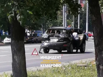Фото: В Кемерове на проспекте Ленина столкнулись УАЗ и Lexus 2