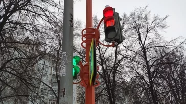 Фото: Кемеровчанин пожаловался на дорожный знак, закрывающий светофор 3