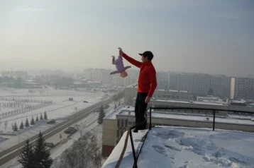 Фото: Красноярца, который ради лайков держал за ногу младенца на краю крыши, будут судить 1