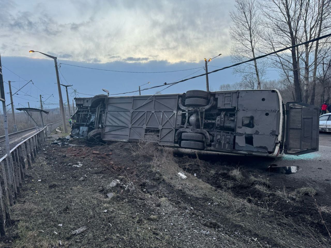 10 пострадавших: полиция прокомментировала ДТП со служебным автобусом на Северном шоссе в Новокузнецке