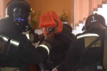 Фото: В Кузбассе из загоревшегося дома спасли женщину 1