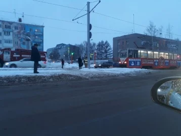 Фото: На Южном в Кемерове из-за ДТП с трамваем и маршруткой возникла пробка 1