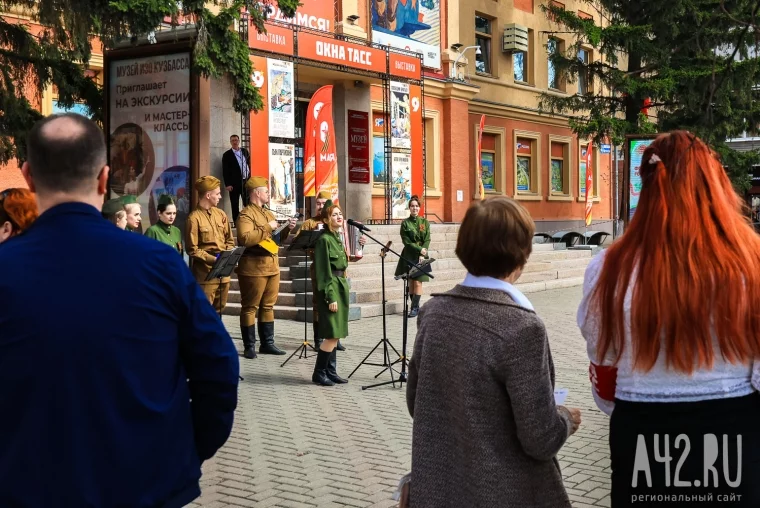 Фото: «Окна ТАСС» в Кемерове: в Кузбасс привезли легендарные плакаты военного времени 39