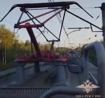 Фото: В Санкт-Петербурге полицейские сняли с поезда подростка-зацепера 1