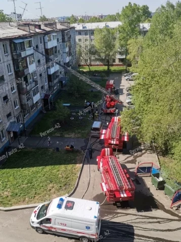 Фото: Женщину и мужчину госпитализировали после пожара в многоэтажке в Кемерове 1