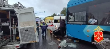 Фото: Пострадали 6 человек: в полиции раскрыли подробности ДТП с участием скорой и автобуса в Кемерове 1