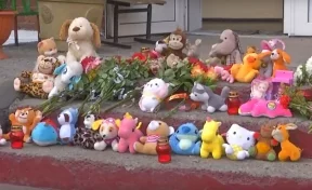 Игрушки со стихийного мемориала у школы погибших девочек в Кузбассе планируют перенести