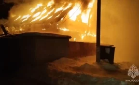 Тушили 28 человек: ночью пожар уничтожил жилой дом в Кемерове