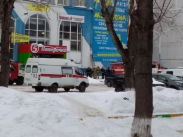Фото: В Кузбассе эвакуировали персонал и посетителей торгового центра 1