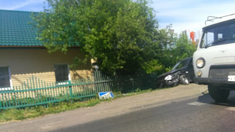 Фото: На кемеровском перекрёстке столкнулись ВАЗ-2106 и LADA Priora 2