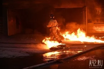 Фото: Ночью в Кемерове загорелся пункт приёма макулатуры: пожар на площади в 900 «квадратов» тушили 42 человека 1