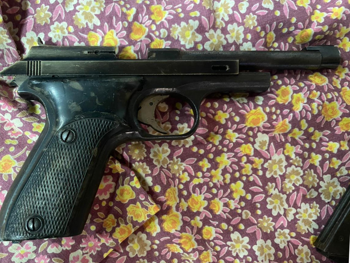 В Кузбассе женщина отдала росгвардейцам пистолет, найденный в доме умершего родственника