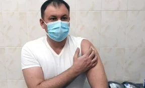Мэр Кемерова поставил прививку от коронавируса