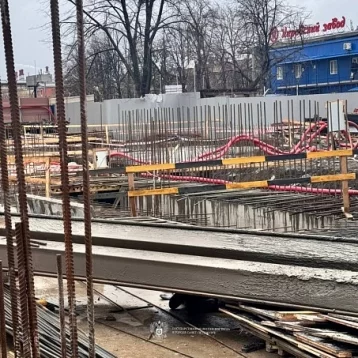 Фото: В Санкт-Петербурге на рабочего упал 12-метровый шпунт 1