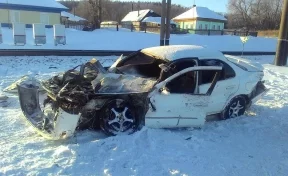 В Кузбассе легковой автомобиль столкнулся с поездом: пострадали два человека