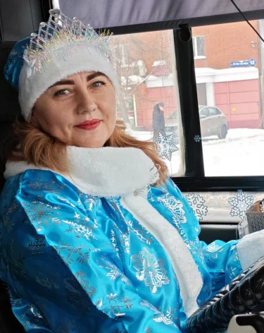 В Кемерове за руль пассажирских автобусов сели Деды Морозы и Снегурочки 