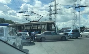 В Кемерове на Карболитовском кольце столкнулись трамвай и автомобиль