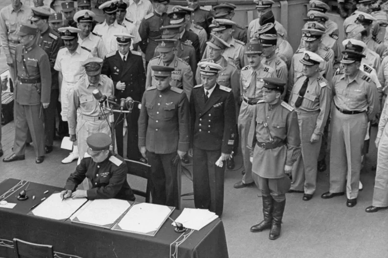 Подписание Акта о капитуляции Японии на борту линкора «Миссури» в Токийской бухте. За столом генерал-лейтенант Кузьма Деревянко