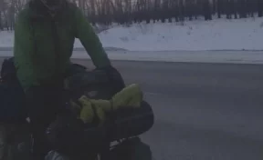  Кузбассовцев удивил иностранец, путешествующий на велосипеде в морозы